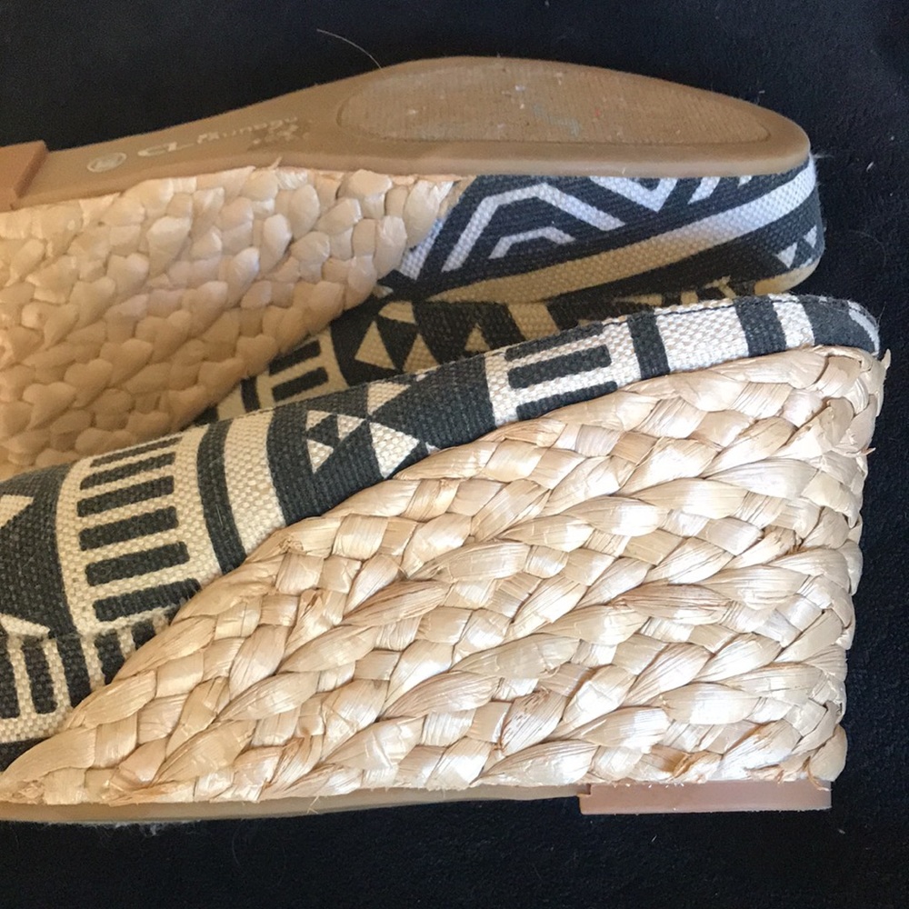 7 1/2 stack heels.C.L. By LAUNDRY rubber soles. Heel stack as an “espadrille”💗 - Picture 2 of 8